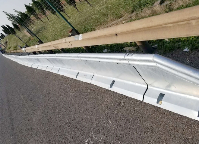 安徽日蘭高速路側迷你護欄現場安裝